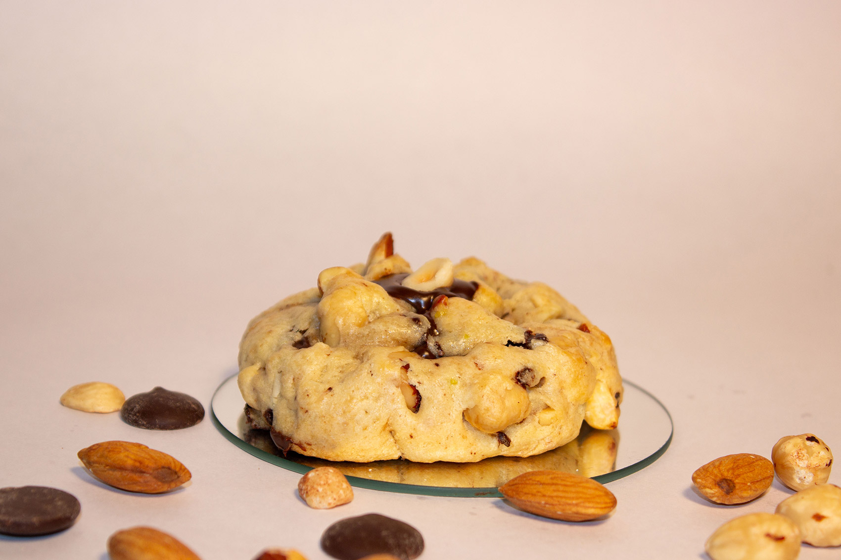 cookie praliné maison avec une cœur crème praliné, amande noisette et pépites de chocolat.