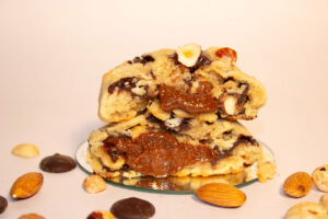 cookie praliné maison avec une cœur crème praliné, amande noisette et pépites de chocolat.