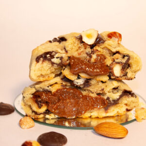 cookie praliné maison avec une cœur crème praliné, amande noisette et pépites de chocolat.